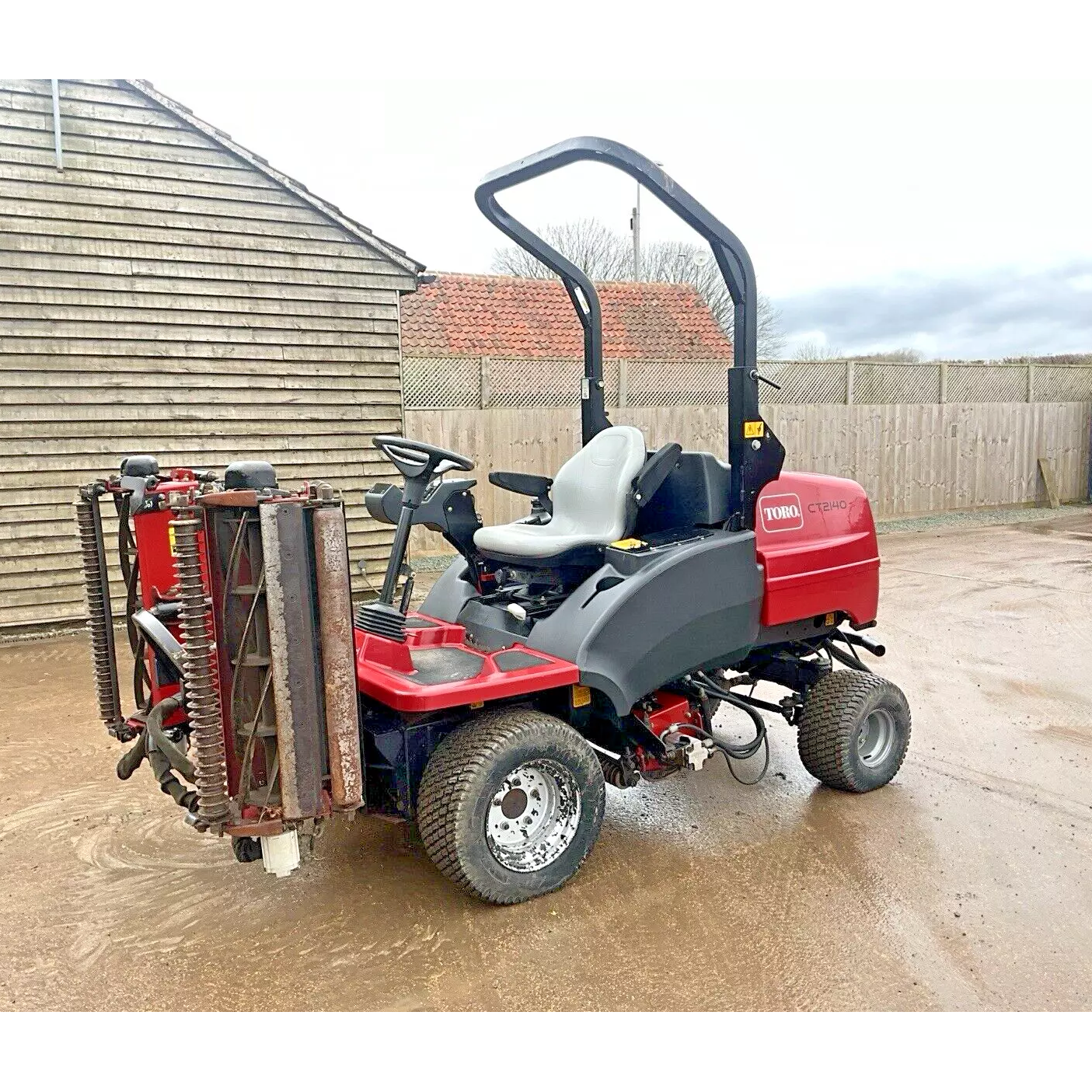 2010 TORO CT2140 TRIPLE CYLINDER RIDE ON LAWN MOWER